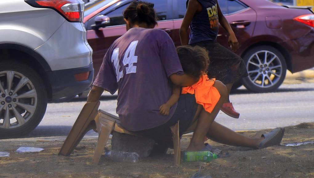 Con el paso de los años, la mendicidad lejos de disminuir, aumenta y cada vez son niños más pequeños los que están pidiendo en las calles, algunos junto a sus padres, otros acompañados por niños más grandes.