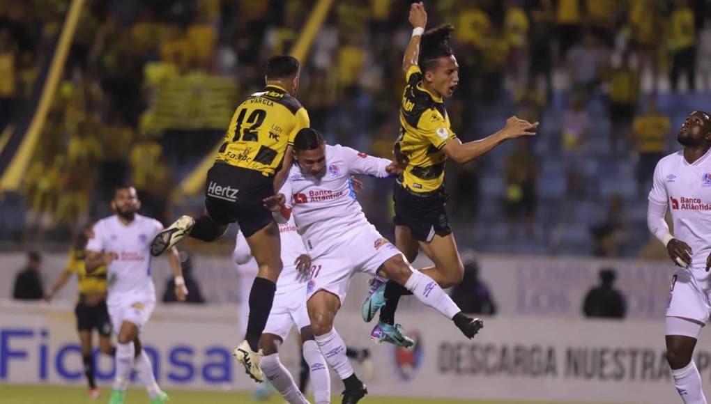 El duro encontronazo que protagonizaron Carlos Mejía y Carlos Sánchez.