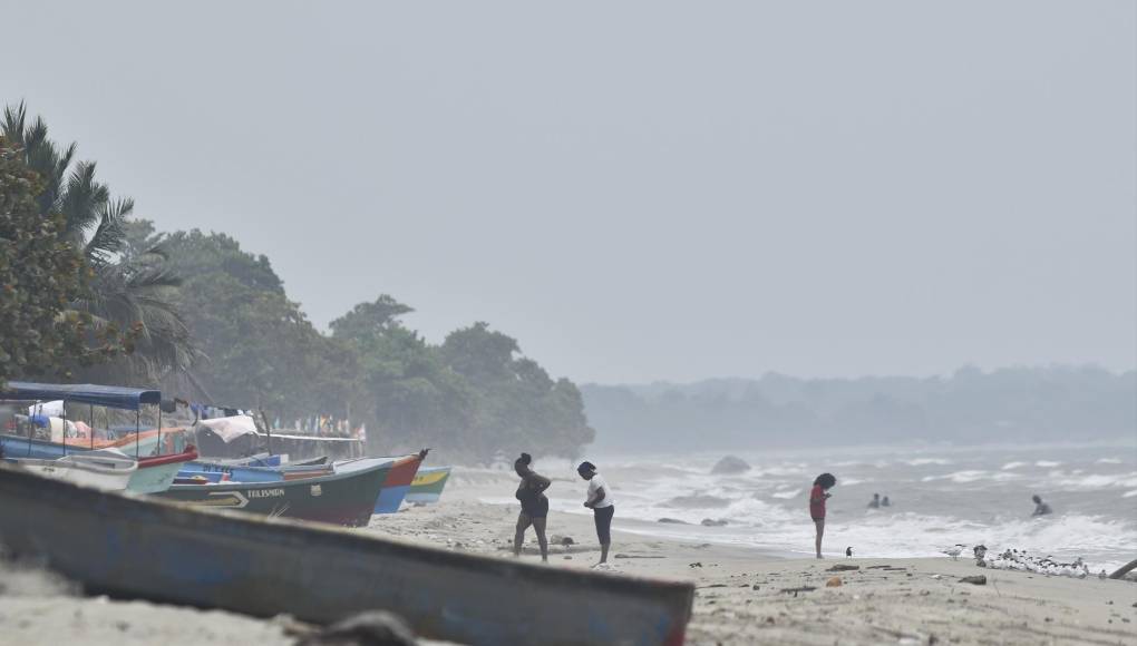 La población local, aprovecha sus atractivos. El mar y las playas están abiertas para todos los visitantes, un regalo de las comunidades garífunas que las mantienen limpias.