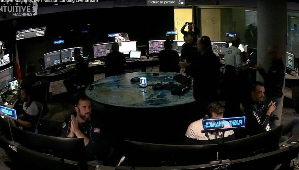 “<b>Odysseus</b> sigue comunicándose con los controladores de vuelo de Nova Control desde la superficie lunar”, informó Intuitive Machines el lunes, al publicar dos fotos en X, una del descenso de la nave y otra tomada 35 segundos después de caer, que revela el regolito del cráter Malapert A.