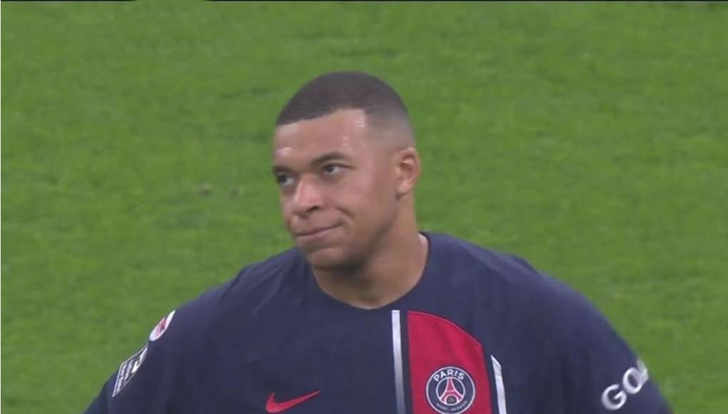 Una vez que el cuarto árbitro mostró el tablero electrónico indicando su número, la cara de Mbappé lo decía todo. A Kylian se le vio muy decepcionado por una situación que le está cansando, ya que siempre quiere jugar y tener protagonismo.