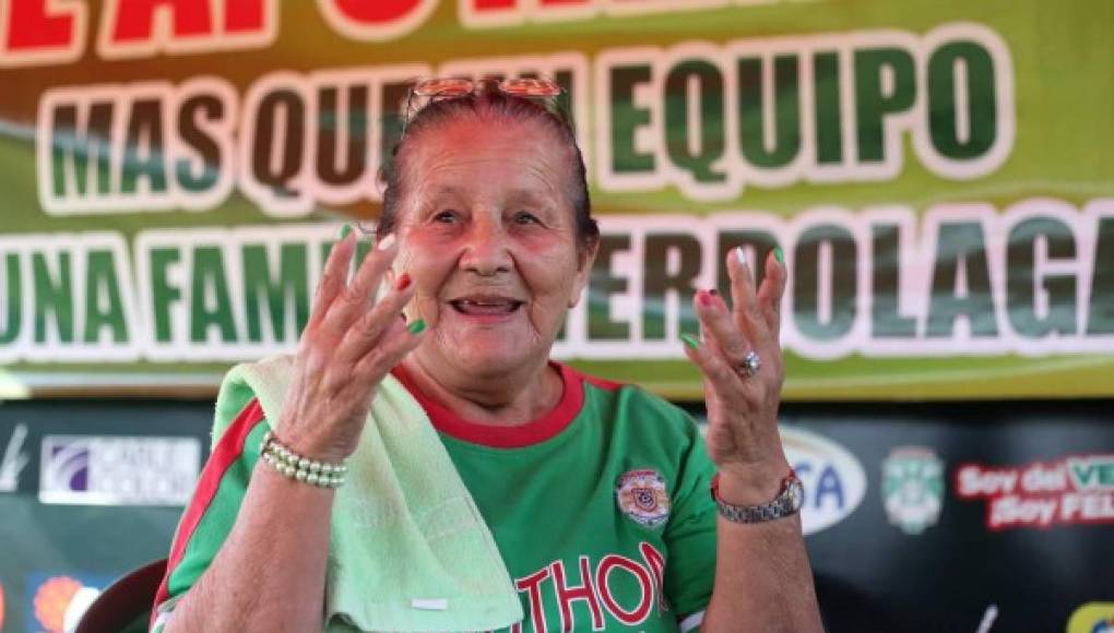 Doña Queta pidió un último deseo: “Dígale a Victor Coello que se junten con ustedes para que venga, tengo deseos de verlo, que por favor venga tan siquiera una vez, solo eso”, terminó diciendo la emblemática seguidora del Marathón.