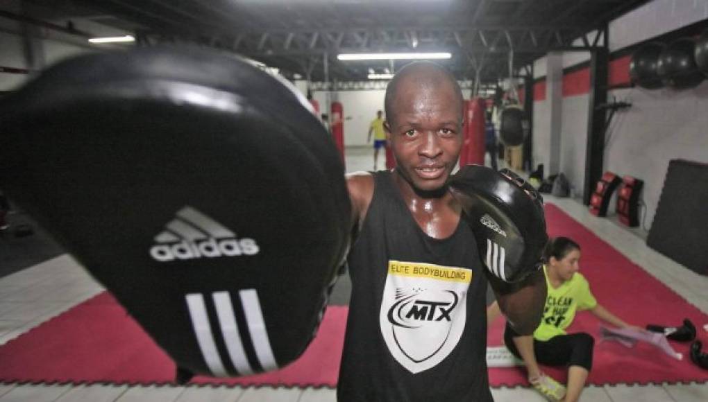 “Solamente estaba levantando mi récord y mi nombre, por eso de la fama no viví. El Congreso Nacional me premió con 50,000 lempiras y de esos, Godofredo quería que pagara un boleto aéreo a México. Me quedó solamente 10,000 lempiras, tuvimos esos problemas”, reveló.