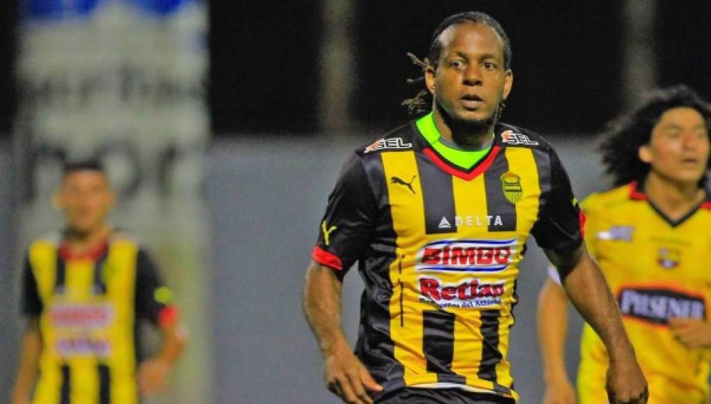 5- ”Mambo” Núñez - El exgoleador costarricense pasó sin pena ni gloria por las filas del Real España. En el 2015 anotó dos goles en 19 juegos. En el 2022 se retiró del fútbol.