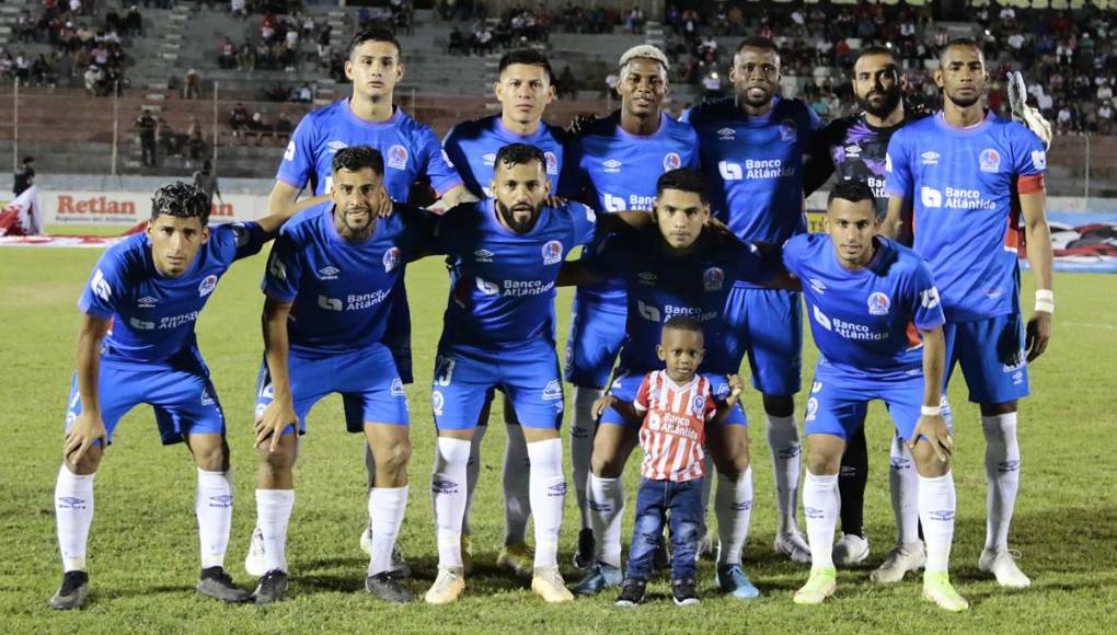 Los jugadores titulares del Olimpia posando antes de jugar contra el Vida.