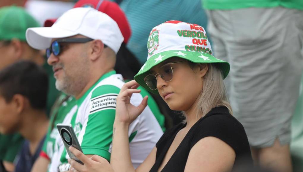 Bellas chicas y la fiesta del Yankel: ambientazo en el Marathón vs Génesis