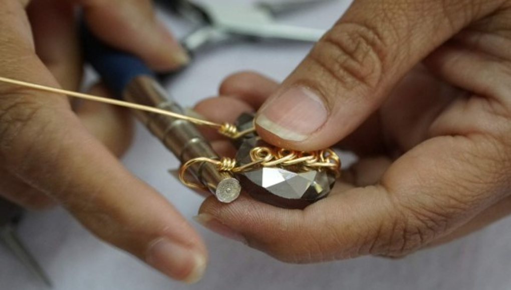 Cómo hacer aritos con alambrismo