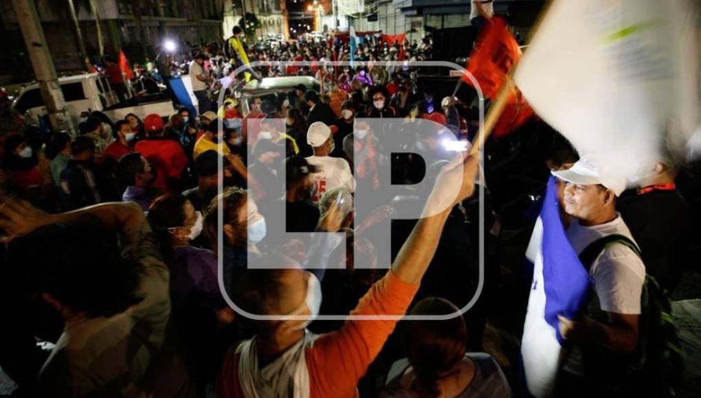 Simpatizantes de Xiomara Castro en vigilia desde los bajos del Congreso Nacional