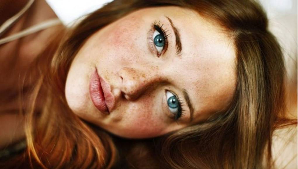 Consejos de maquillaje para las mujeres con pecas