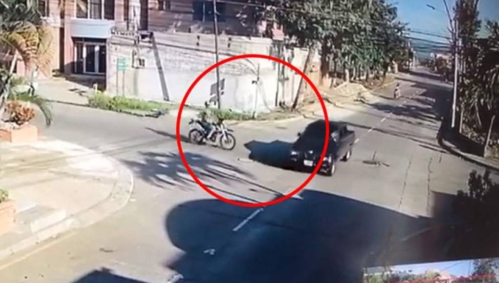 VIDEO: Impactante choque de motociclista que no hace un alto en San Pedro Sula