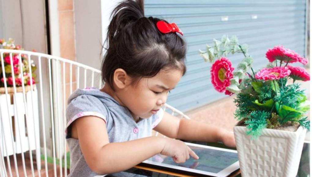 Hija hipnotizada por su tablet