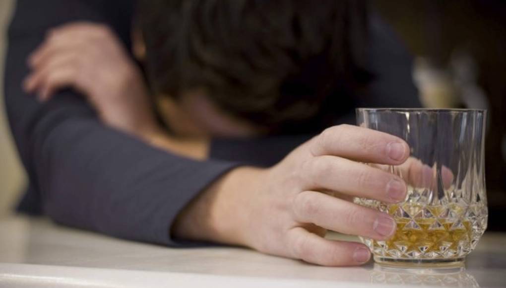 Termina con su novio por sus problemas de alcohol