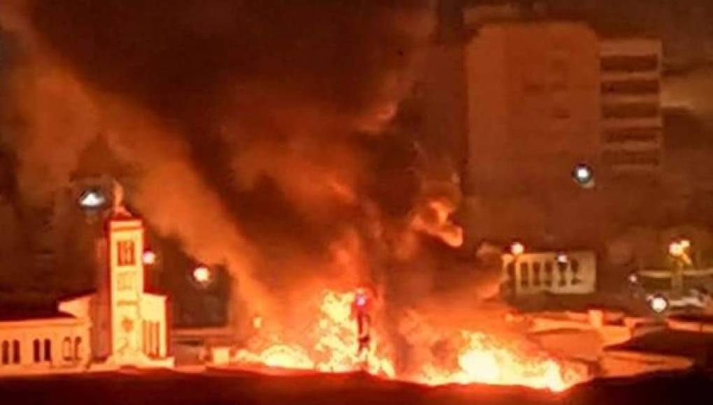 Feroz incendio arrasa con locales del mercado Colón de Comayagüela