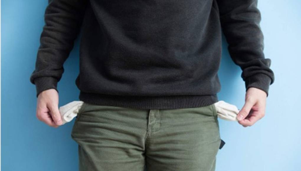 Endeudado a los 17 años por andar de enamorado