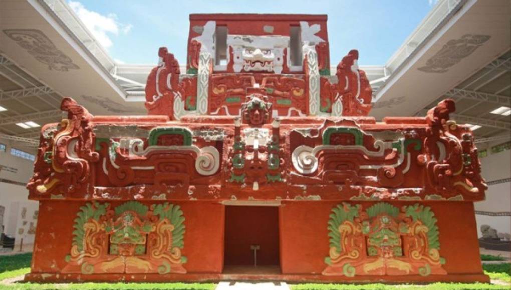 Presidente Hernández urge plan de reparación del Templo Rosalila en Copán Ruinas