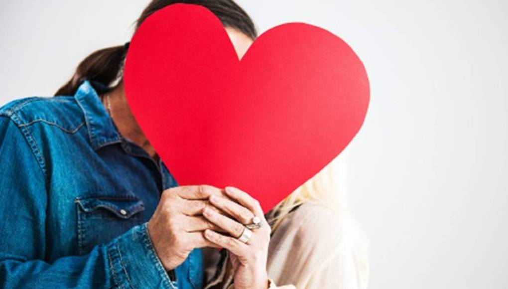 Mujer madura enamorada de alguien menor