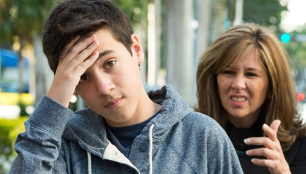 Su madre lo culpa del abandono paterno