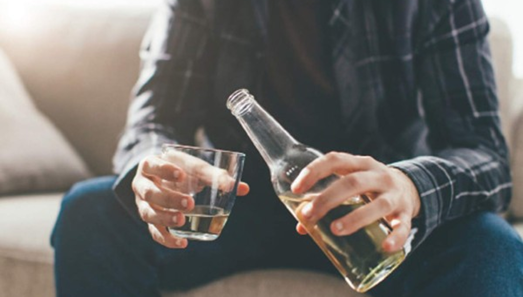 Preocupado por su adicción a la bebida