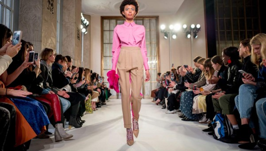 Delpozo presenta colorida propuesta