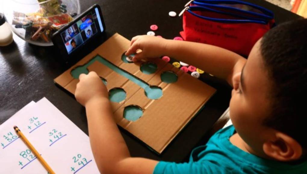 Más del 40% de padres hondureños cree que sus hijos 'no aprenden nada' en clases virtuales
