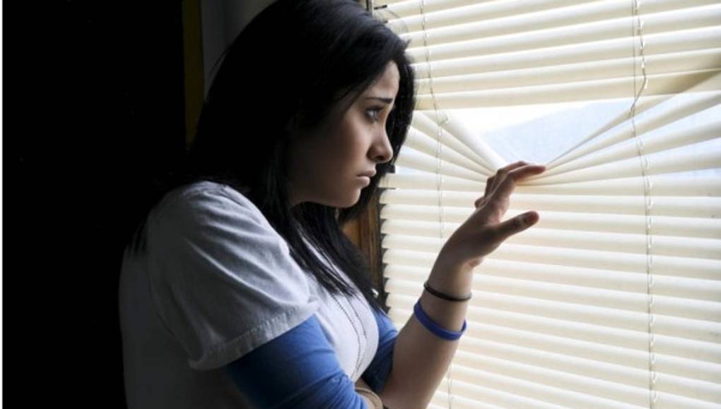 La vecina lo espía y él se deja ver