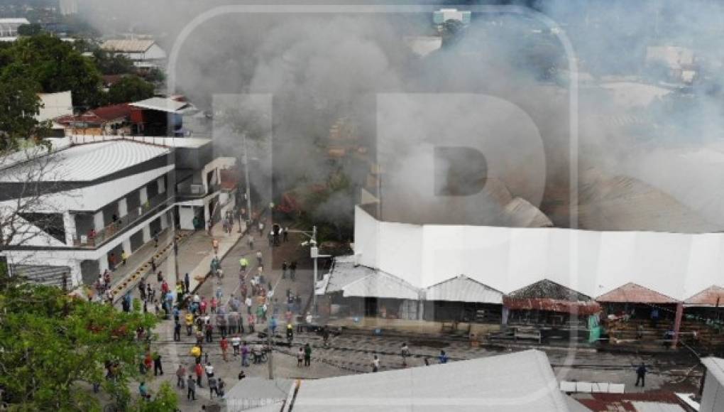 Incendio consume locales en mercado Guamilito de San Pedro Sula