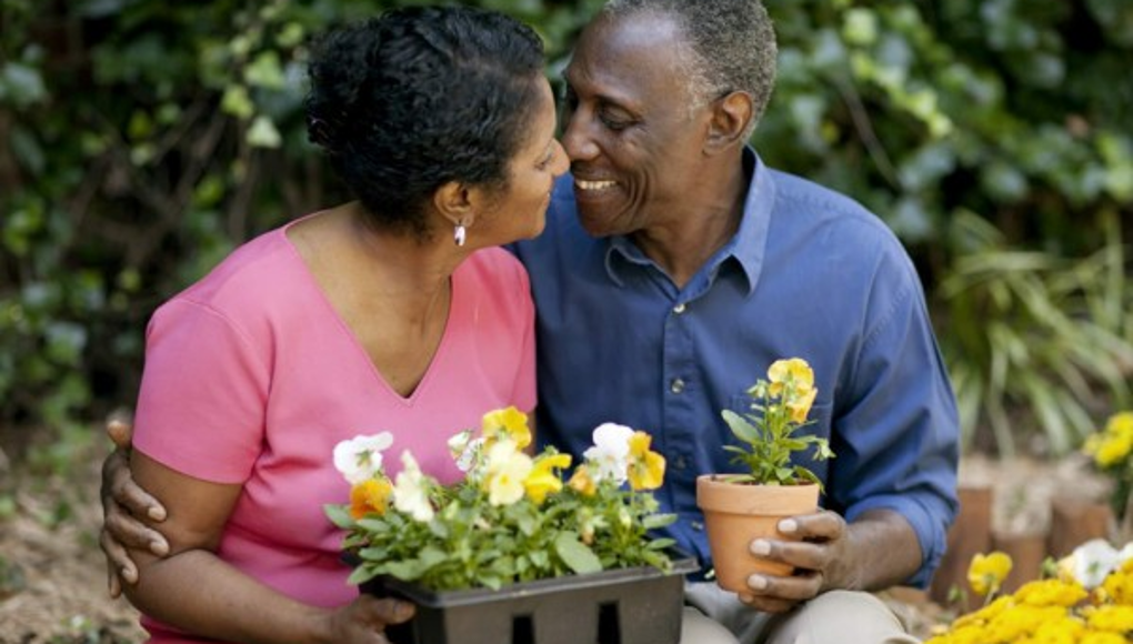 Tener una vida íntima activa es bueno para los adultos mayores