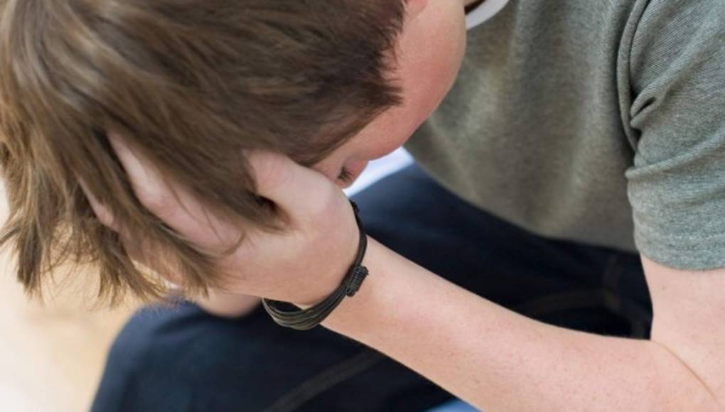 Madre le prohíbe tener novia