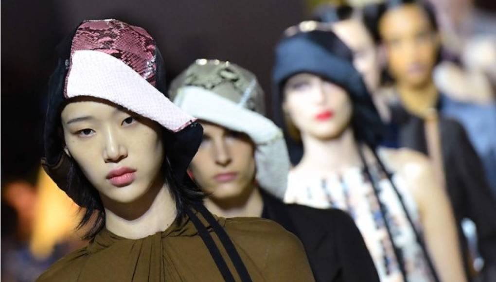Prada desfila contra la 'fast fashion' en Milán