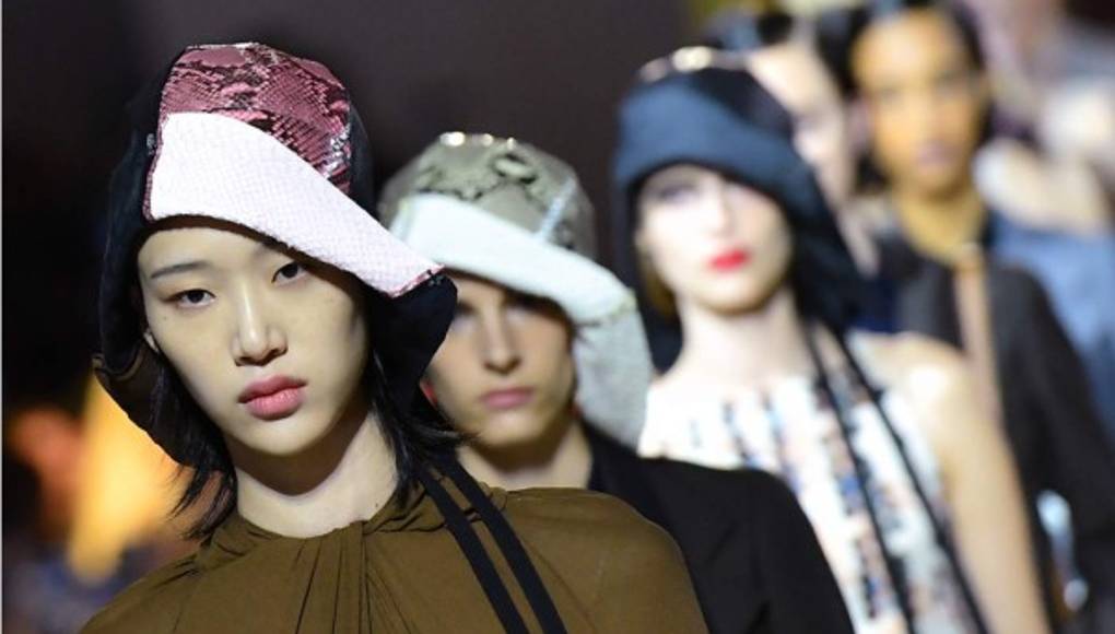 Prada desfila contra la 'fast fashion' en Milán