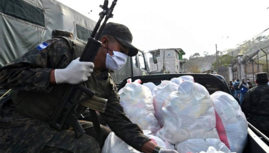 Militares de Honduras distribuyen alimentos entre 800,000 familias pobres