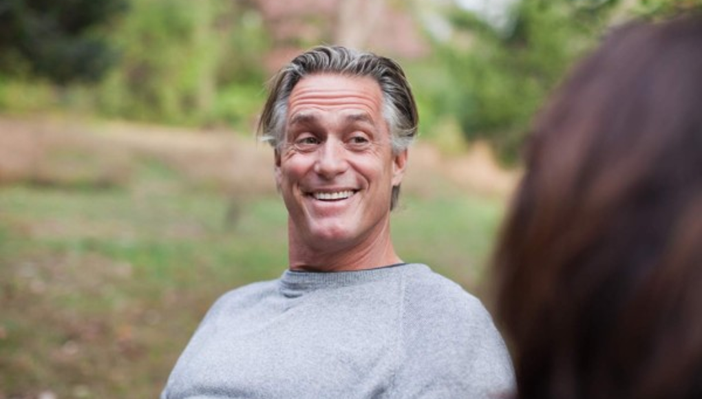 No sabe cómo conquistar a una mujer y ya tiene 50 años