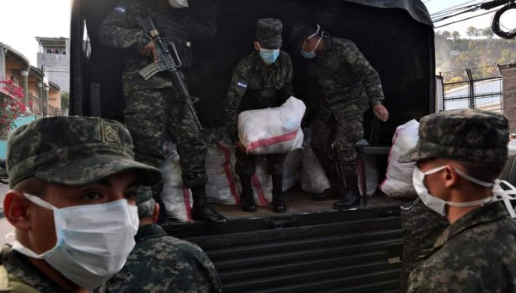 Militares de Honduras distribuyen alimentos entre 800,000 familias pobres