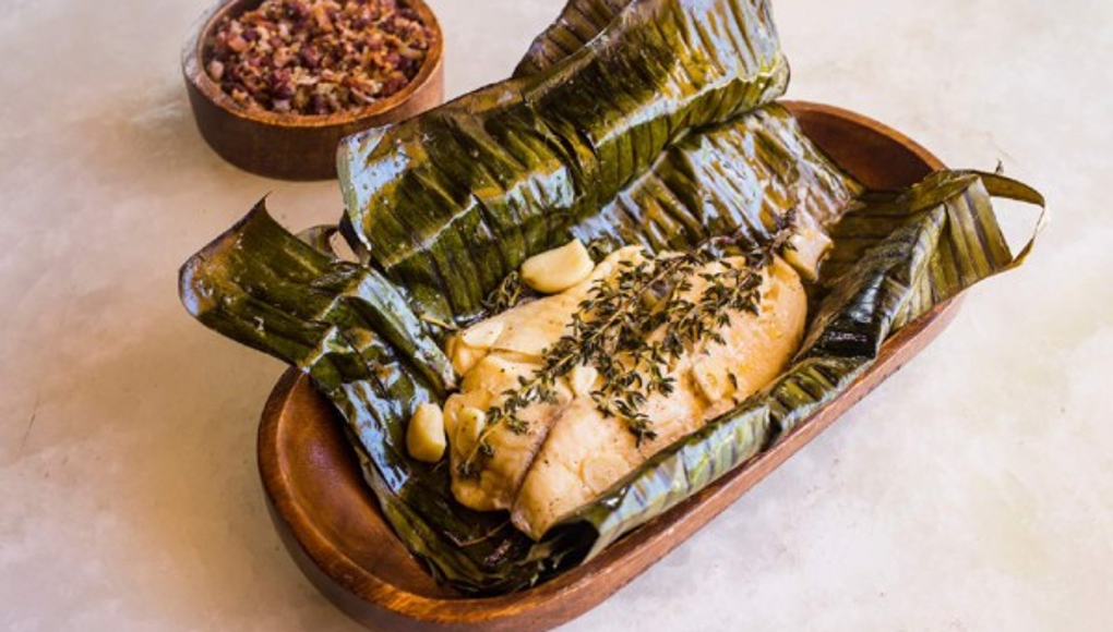 Tilapia en hojas de plátano