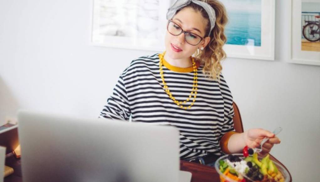 Trabajo en casa: 8 hábitos para comer saludable