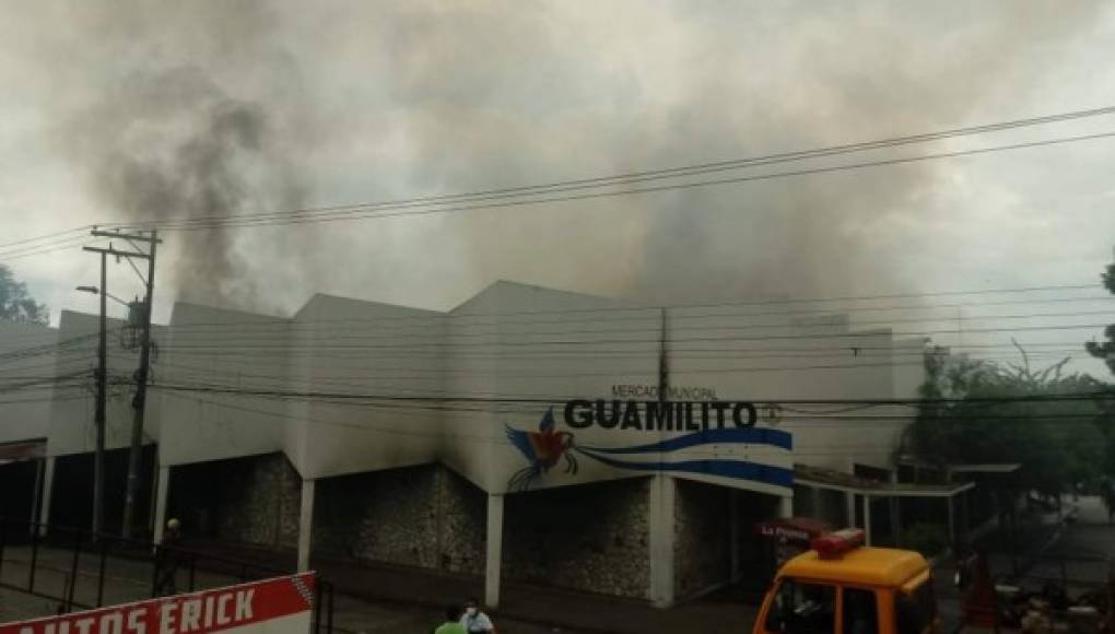 Incendio consume locales en mercado Guamilito de San Pedro Sula