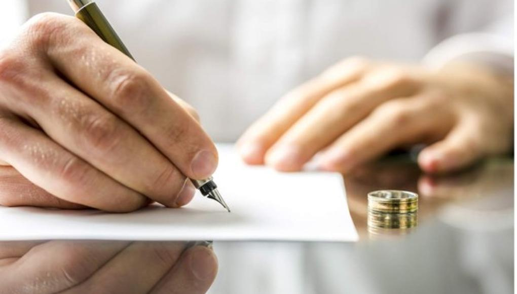 No firma divorcio aunque vive con otra