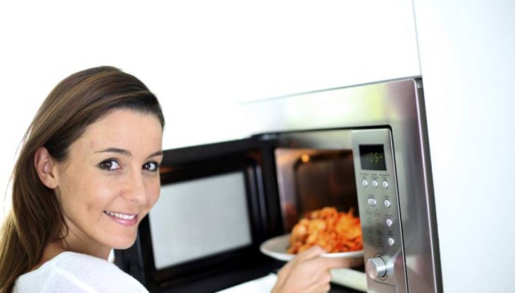 ¿Es malo calentar la comida en microondas?