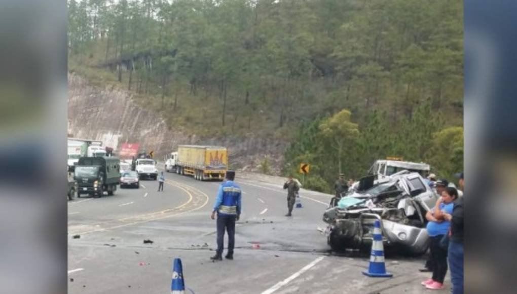 Matrimonio y un hijo fallecen en aparatoso accidente en carretera de Zambrano