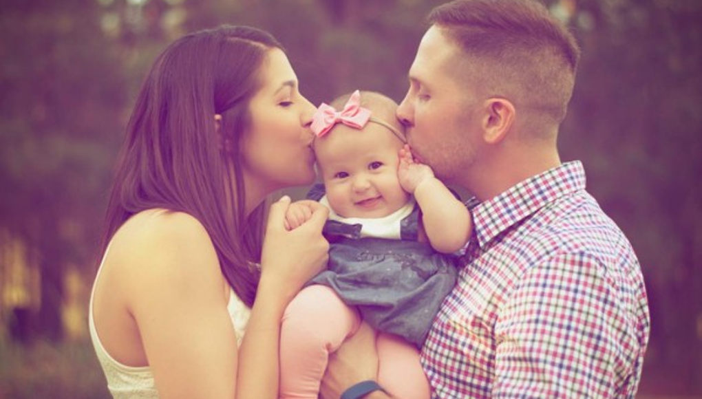 Los abrazos calman más a los bebés cuando son de mamá o papá