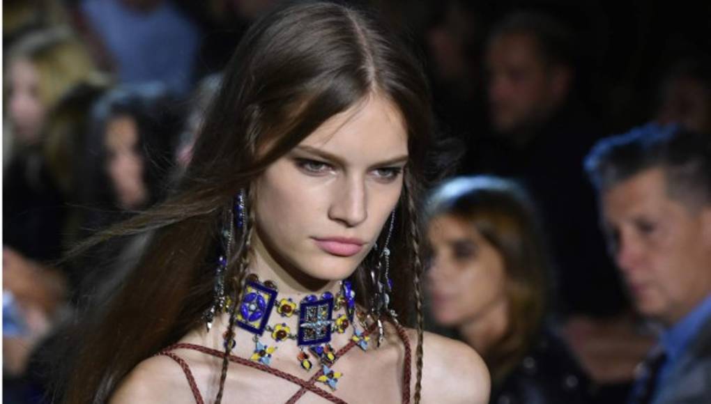 El cuello se cubre con todo glamur