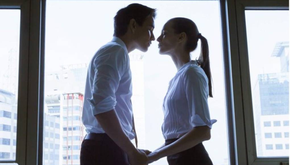 Le gusta mucho una compañera de la oficina