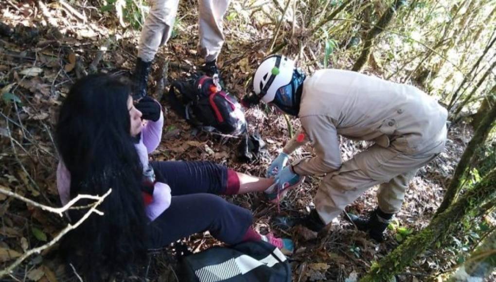 Rescatan a peruana y hondureño que se habían extraviado en montaña de Celaque