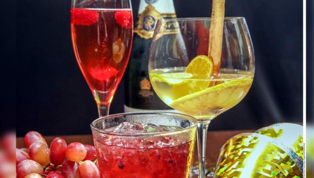 Tres bebidas preparadas con champaña