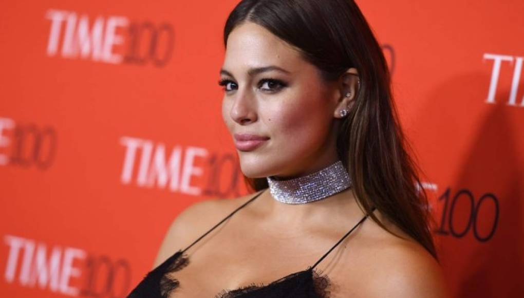 Ashley Graham aplaude a Versace