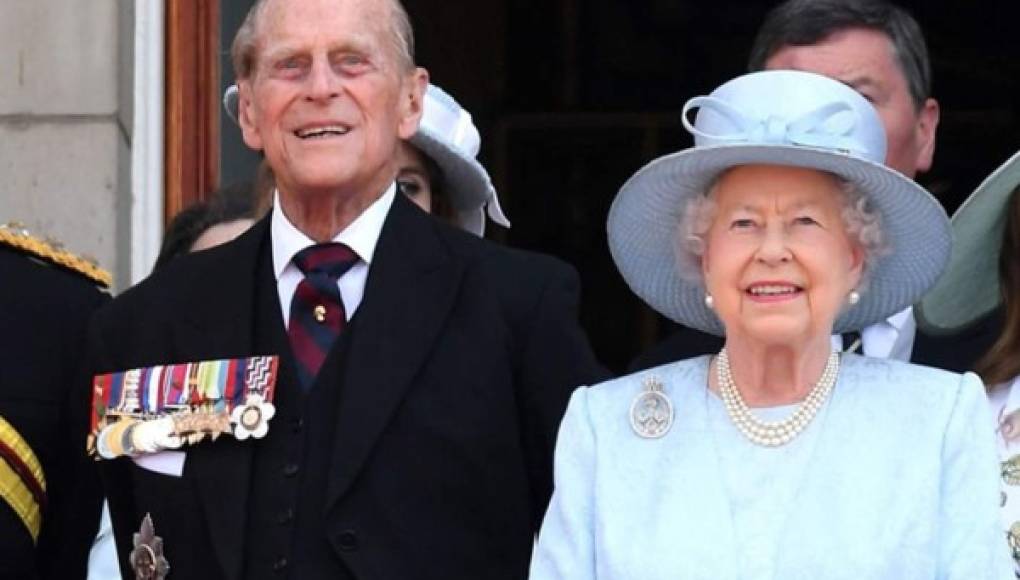 Duque de Edimburgo posa con Isabel II para celebrar su 99 cumpleaños