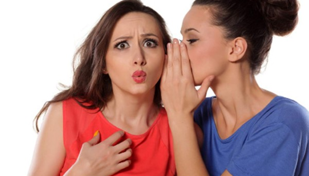 Chismes alejan a dos buenas amigas