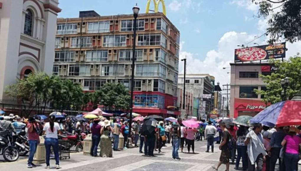 Médicos y maestros realizan marchas pacíficas en San Pedro Sula