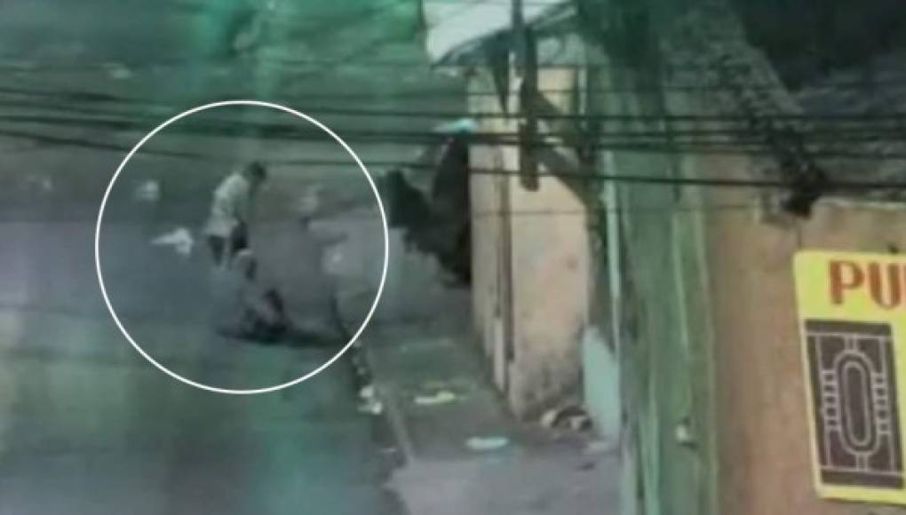 Cámara 911: Hombre ayuda a anciano y luego lo asaltan en Tegucigalpa