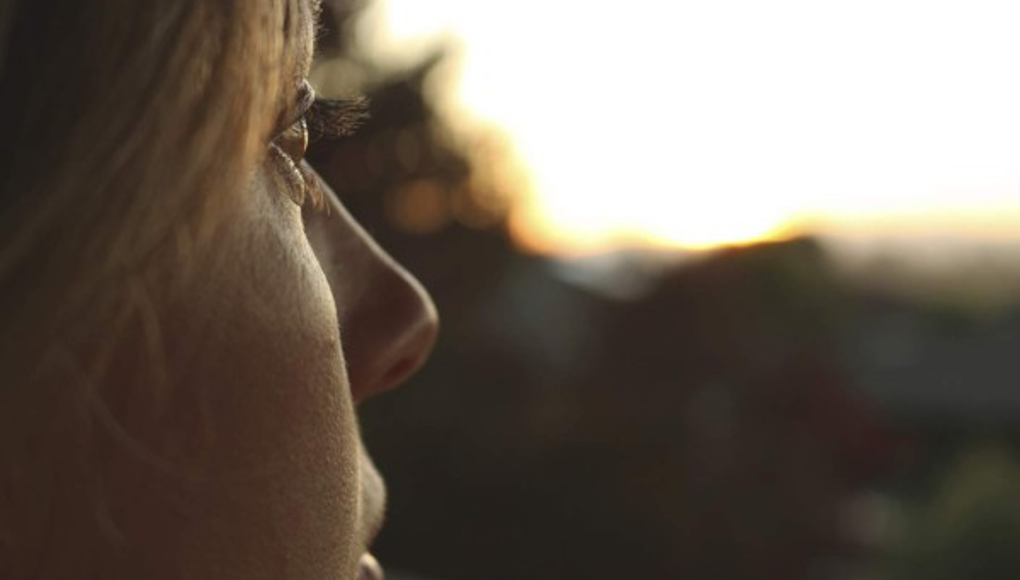 Deprimida por engaño de su pareja